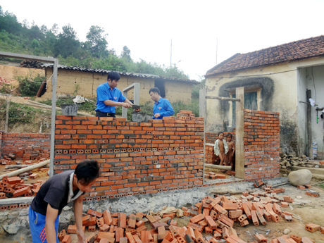 Huyện Đoàn Bình Liêu giúp xây nhà cho hộ nghèo bản Na Dun, xã Hoành Mô (Bình Liêu).