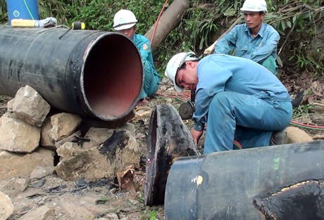 Công nhân Công ty Kinh doanh nước sạch Quảng Ninh đấu nối đường ống nước.