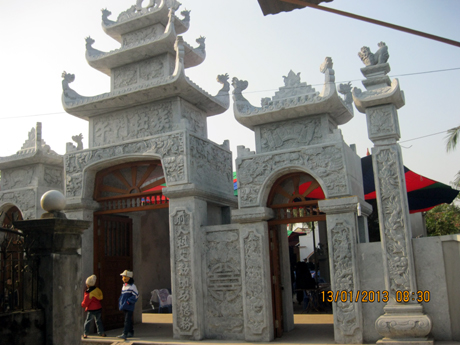 Cổng tam quan bằng đá của nhà thờ họ Đỗ ở Lưu Khê mới được xây dựng.