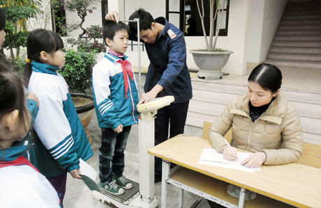 Trường Tiểu học Minh Hà (TP Hạ Long) tổ chức khám sức khoẻ định kỳ cho học sinh.