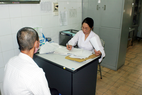 Người nhiễm HIV đăng ký điều trị tại PKNT người lớn, Bệnh viện Đa khoa tỉnh.