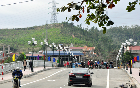 Cầu Trới mới (Hoành Bồ) khánh thành cuối năm 2012, là một trong những công trình hạ tầng quan trọng phục vụ nâng cấp đô thị thị trấn Trới.  Ảnh: Thái Cảnh