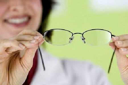 Khi kính bị mờ, hãy bôi ít kem đánh răng lên mặt kính rồi lau lại thật sạnh, kính sẽ sáng trở lại.