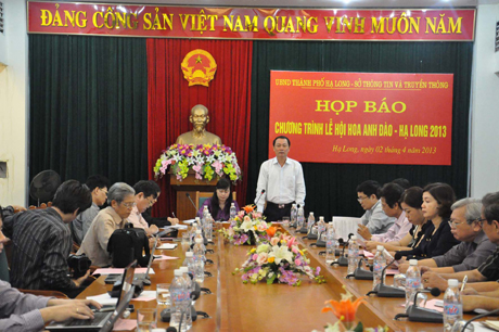 Ông Trần Trọng Trung, Phó Chủ tịch UBND TP Hạ Long giải đáp các ý kiến của đại diện các cơ quan thông tấn, báo chí.