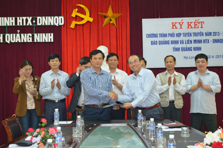 Lãnh đạo Báo Quảng Ninh-Liên minh HTX&DNNQD tỉnh ký kết chương trình phối hợp tuyên truyền năm 2013-2015.