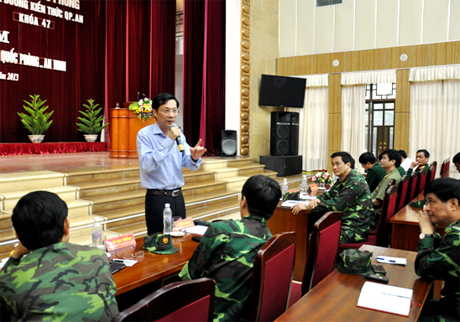 Đồng chí Nguyễn Văn Đọc, Phó Bí thư Tỉnh ủy, Chủ tịch UBND tỉnh giải đáp những câu hỏi mà đại biểu tham gia buổi tọa đàm đưa ra.