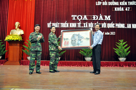 Đồng chí Nguyễn Văn Đọc, Phó Bí thư Tỉnh ủy, Chủ tịch UBND tỉnh tặng quà lưu niệm cho Học viện Quốc phòng. 
