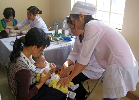 Tiêm phòng cho trẻ tại Trạm Y tế phường Hồng Hà (TP Hạ Long). Ảnh: THU NGUYÊT