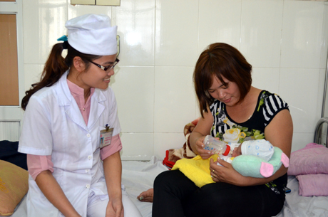 Nhân viên Bệnh viện ĐKKV Cẩm Phả tư vấn cho người nhà của trẻ sơ sinh về hiệu quả của tiêm vắc-xin phòng viêm gan B cho trẻ sau sinh 24 giờ đầu.