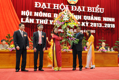 Đồng chí Phạm Minh Chính, Uỷ viên TƯ Đáng, Bí thư Tỉnh uỷ tặng hoa chúc mừng đại hội
