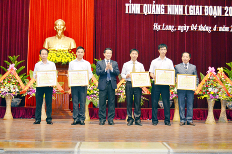Đồng chí Nguyễn Văn Thành, Phó Chủ tịch UBND tỉnh trao bằng khen của UBND tỉnh cho 5 tập thể có thành tích xuất sắc trong hoạt động của NHCSXH trong 10 năm qua.