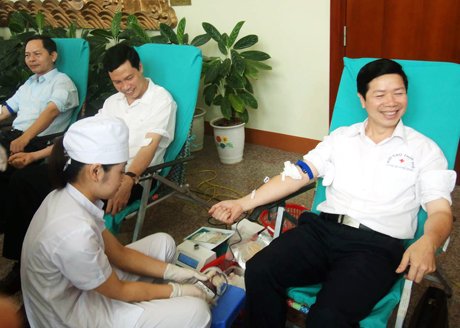 Các đồng chí lãnh đạo tỉnh tham gia hiến máu tình nguyện tại Lễ tôn vinh người hiến máu tiêu biểu tỉnh Quảng Ninh năm 2012, nhân dịp hưởng ứng Ngày Thế giới tôn vinh người hiến máu 14-6. Ảnh: Mạnh Oanh (Hội Chữ thập đỏ tỉnh)