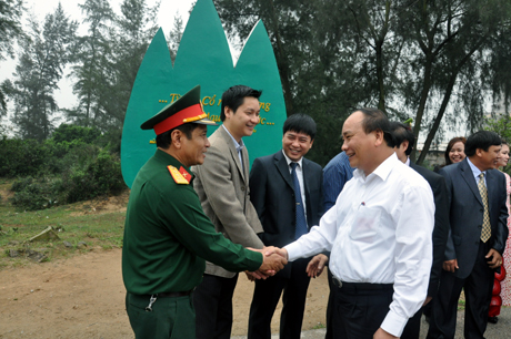 Thượng tá Hoàng Văn Long, cùng lãnh đạo TP Móng Cái, đón Phó Thủ tướng Chính phủ Nguyễn Xuân Phúc và đoàn công tác đến thăm và làm việc tại địa phương, tháng 3-2013. Ảnh: ÁNH DƯƠNG