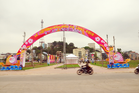 Cổng hoa chào mừng lễ hội hoa anh đào Hạ Long 2013.