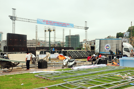 Sân khấu chính của lễ hội đang được hoàn thiện.