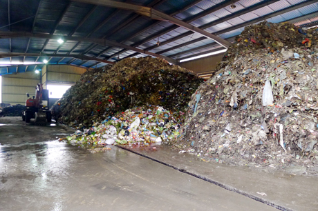 Lượng rác chưa được xử lý tại Nhà máy còn tồn nhiều, gây mùi hôi ra môi trường xung quanh.