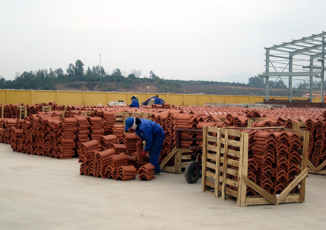 Giải quyết hàng tồn kho là một trong những yếu tố tăng niềm tin doanh nghiệp với ngân hàng trong các hoạt động vay vốn. Trong ảnh: Bãi chứa sản phẩm Công ty CP Gốm Đất Việt, huyện Đông Triều.