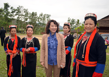 Đồng chí Vũ Thị Thu Thuỷ kiểm tra công tác chuẩn bị Carnaval tại Hoành Bồ.