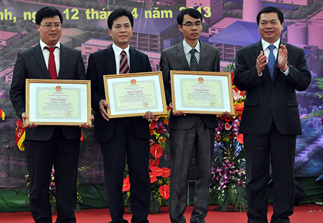 Bộ trưởng Bộ Công thương Vũ Huy Hoàng tặng bằng khen cho các đơn vị cá nhân có thành tích trong xây dựng nhà máy.