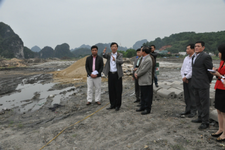Đ/c Nguyễn Văn Đọc, Chủ tịch UBND tỉnh kiểm tra thi công hạ tầng kỹ thuật Khu tái định cư phục vụ di dời các hộ dân sinh sống trên Vịnh Hạ Long