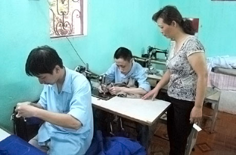 Đào tạo nghề cho người khuyết tật tại  Công ty TNHH May Ngọc Bích (TP Hạ Long).
