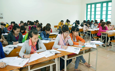 Giờ học Tiếng Anh của sinh viên Lớp Mẫu giáo K25i, Trường Cao đẳng Sư phạm Quảng Ninh.