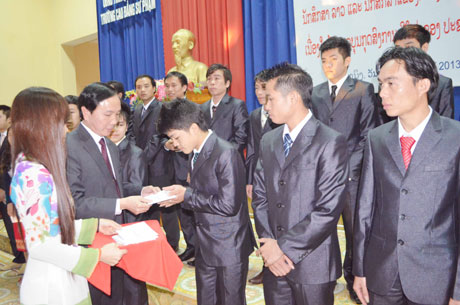 Đồng chí Nguyễn Văn Chiểu, Giám đốc Sở Ngoại vụ tặng quà cho sinh viên Lào