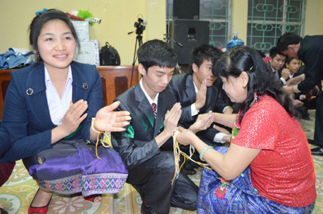 Sinh viên Lào làm lễ buộc chỉ cổ tay