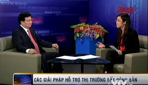 Bộ trưởng Bộ Xây dựng Trịnh Đình Dũng trong chương trình “Dân hỏi-Bộ trưởng trả lời” ngày 14/4 (Ảnh: VTVNews)