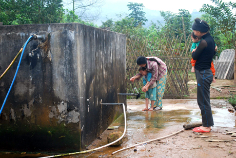 Người dân thôn 7, xã Quảng Phong (Hải Hà) sử dụng nước sinh hoạt hợp vệ sinh được đầu tư từ chương trình Nước sạch và vệ sinh môi trường nông thôn.