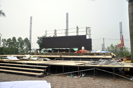 Sân khấu trung tâm phục vụ cho lễ kỷ niệm đang được khẩn trương hoàn thành.