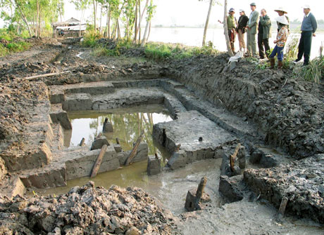 Hố khai quật di tích bãi cọc đồng Vạn Muối, phường Nam Hòa, tháng 11-2007.