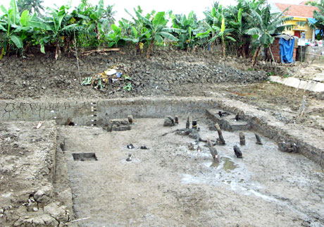 Quang cảnh hố khai quật bãi cọc đồng Má Ngựa, phường Nam Hòa, tháng 5-2000.