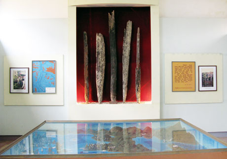 Cọc Bạch Đằng trưng bày tại Bảo tàng Bạch Đằng (Quảng Yên).