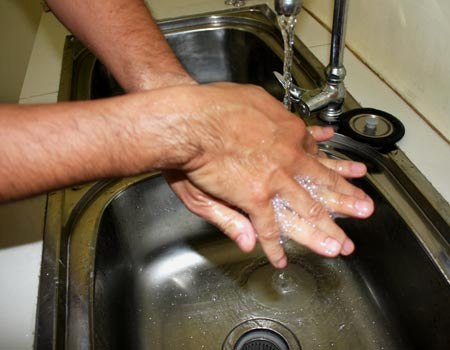 Rửa tay là cách tốt nhất để phòng bệnh lây nhiễm nói chung và cúm A/H7N9 nói riêng. 