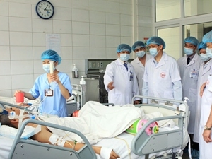 Lãnh đạo Bộ Y tế giám sát công tác phòng chống dịch bệnh cúm A/H7N9. (Ảnh: Dương Ngọc/TTXVN)