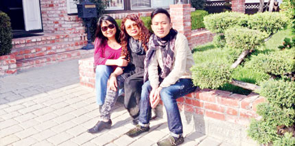 Tùng Dương cùng với mẹ (giữa) trong chuyến lưu diễn tại Mỹ vừa qua.