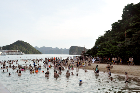 Với bãi tắm sạch sẽ, làn nước trong xanh, vào những ngày hè, Ti Tốp luôn thu hút rất đông du khách tới thư giãn tắm biển.
