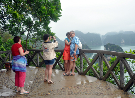 Những du khách người Âu không bỏ lỡ cơ hội ghi lại khoảnh khắc về Ti Tốp - Hạ Long.