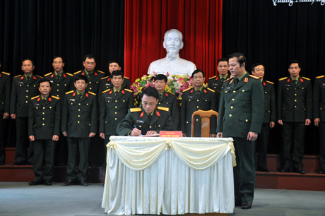Các đơn vị thành viên Tổng Công ty Đông Bắc ký kết thi đua tại lễ ra quân huấn luyện đầu năm của Lữ đoàn DBĐV 596.