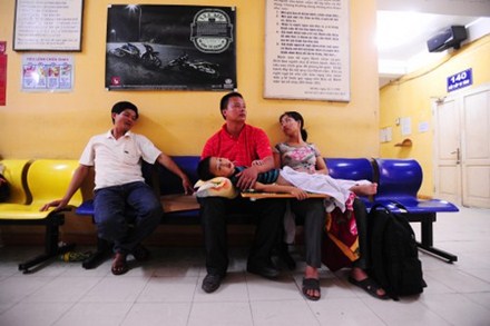 Bệnh nhân chờ được khám tại BV Việt-Đức (Hà Nội) ngày 23.4. Ảnh: GIANG HUY
