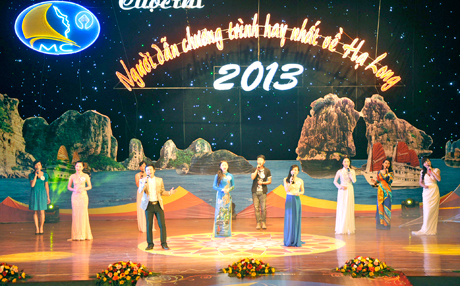 Các thí sinh Cuộc thi cùng hát vang ca khúc kêu gọi chung tay gìn giữ Hạ Long.
