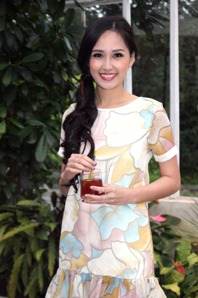 Hoa hậu Mai Phương Thúy thì hóa thân thành cô bé búp bê ngộ nghĩnh khi diện váy suông xếp diềm mềm mại.