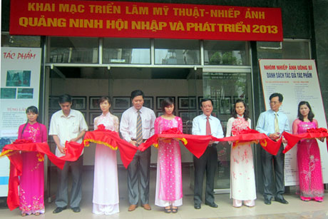 Đồng chí Đỗ Thông, Phó chủ tịch UBND tỉnh cùng các đại biểu cắt băng khai mạc triển lãm