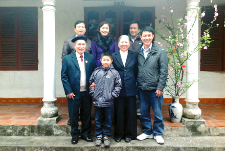 Đại tá, Anh hùng LLVT Đỗ Văn Mến và người thân, bên ngôi nhà của gia đình ở phường Giếng Đáy (TP Hạ Long).