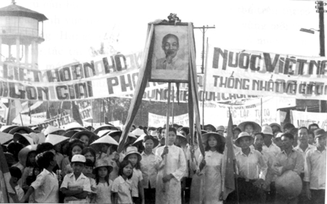 Đảng bộ và nhân dân tỉnh Quảng Ninh tổ chức mít tinh mừng miền Nam hoàn toàn giải phóng. (Ảnh tư liệu)