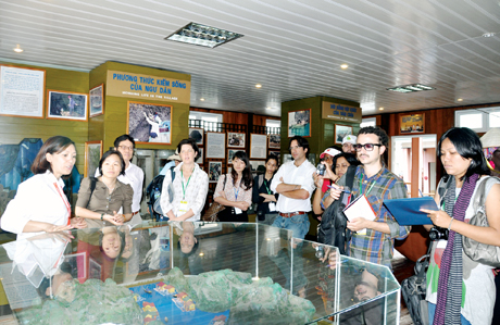 Du khách quốc tế tham quan Trung tâm Văn hoá nổi Cửa vạn. Ảnh: Trần Minh
