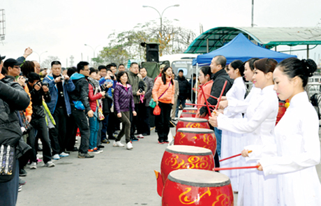 Các nghệ sĩ của Đoàn Nghệ thuật Chèo Quảng Ninh biểu diễn màn múa trống hội tại Cảng tàu Du lịch Bãi Cháy đầu xuân 2013.