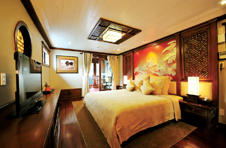 Phòng ngủ sang trọng trên du thuyền 5 sao Paradise Peak.