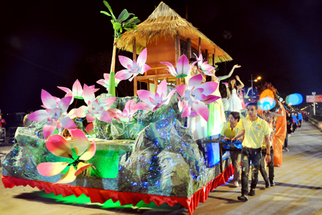Tưng bừng đêm hội sắc màu văn hóa Carnaval Hạ Long 2013